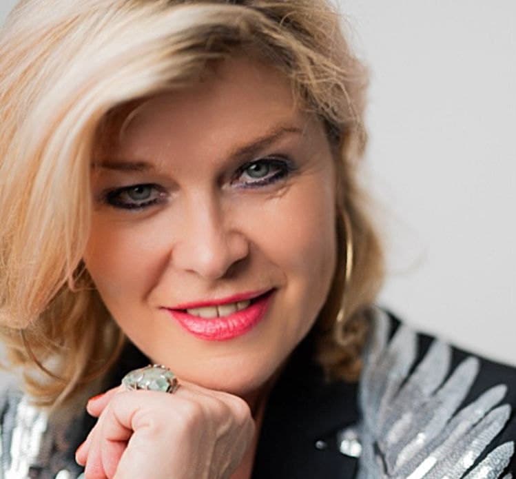 Porträt mit rotem Lippenstift und goldenen Creolen